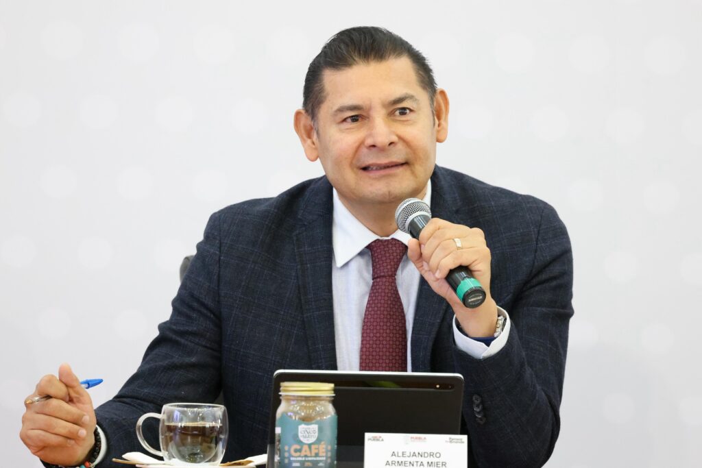 El gobierno de Puebla elimina cobros indebidos y protege a las familias en estadios