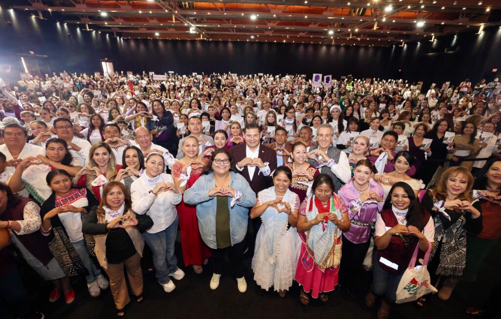 Puebla instala la primera Red de Tejedoras de la Patria en México